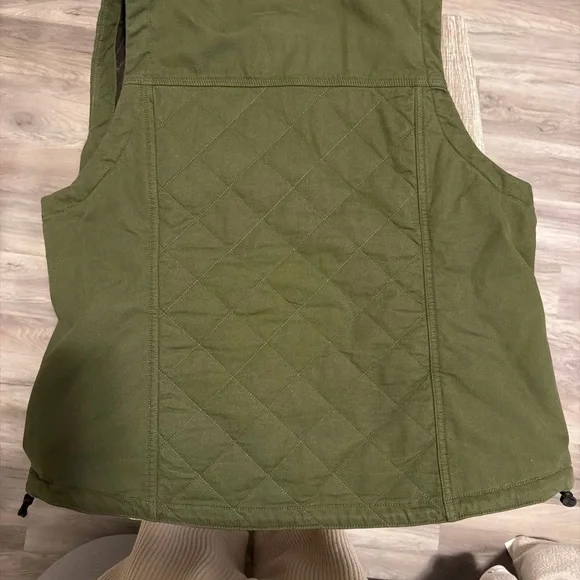 Carhartt Green Quilted Vest, relaxed fit and rugged flex size XL (16-18) - Picture 6 of 6